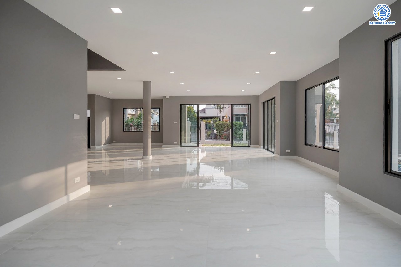 คฤหาสน์มือสองตกแต่งใหม่ โครงการ บ้านภาณุ ปิ่นเกล้า-บรมราชชนนี เนื้อที่ 142.7 ตร.ว. ฟังก์ชันจัดเต็ม 5 ห้องนอน 6 ห้องน้ำ 1 ห้องแม่บ้าน จอดรถได้ 4 คัน บนพื้นที่ใช้สอยเกือบ 451.5 ตร.ม. พร้อมพื้นที่สีเขียวสนามหญ้ากว้างขวาง ตอบโจทย์ครอบครัวใหญ่ บนทำเลศักยภาพ เชื่อมต่อทั้งถนนกาญจนาภิเษก และทางคู่ขนานลอยฟ้าบรมราชชนนี ใกล้ ม.มหิดล, สถานีขนส่งสายใต้ใหม่ และเซ็นทรัลปิ่นเกล้า